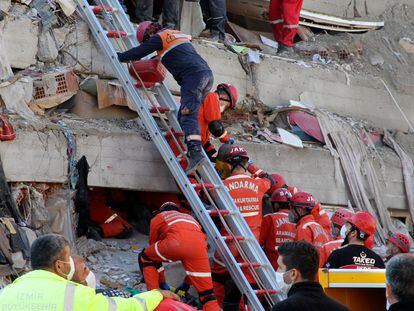 Equipos de rescate trabajan este sábado en extraer a los posibles supervivientes de uno de los edificios de Esmirna derrumbado en el terremoto.