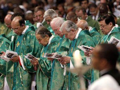 Prelados en la misa de apertura del Sínodo de Obispos sobre la Familia en Roma. / GIUSEPPE LAMI (EFE)