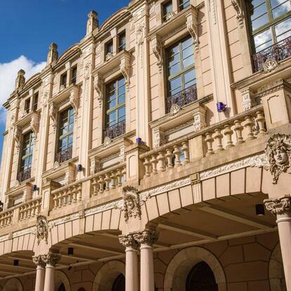 Fachada modernista del teatro Jofre, en Ferrol.