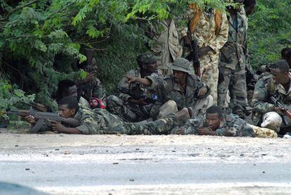Soldados gubernamentales toman posiciones cerca del estadio de Mogadiscio durante un combate con milicianos de Al Shabab.