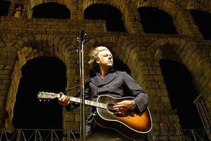 Bob Geldof, durante su concierto de anoche en el Hay Festival de Segovia, que tuvo que ser suspendido a la media hora por la  lluvia.