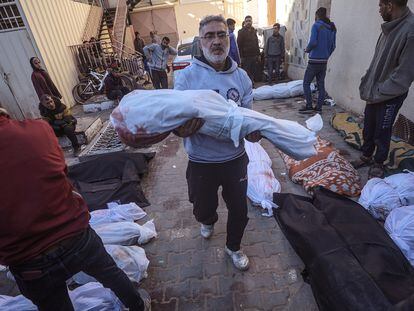 Un palestino sujeta el cadáver de un niño tras un ataque israelí en el campo de refugiados de Nusairat, este miércoles en el hospital de Deir el-Balah.