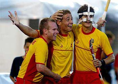 Freixa (en el centro) celebra un gol con Alegre y Garza.