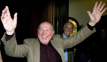 Imre Kertész celebra la noticia de que la Academia Sueca le otorgara el Nobel, en una imagen del 10 de octubre de 2002.