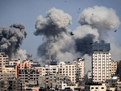 Columnas de humo tras los bombardeos de Israel sobre Gaza.