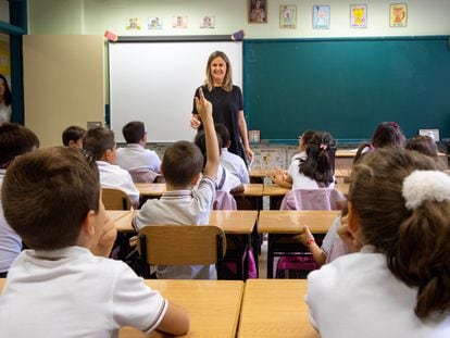 Alumnos de un colegio de Logroño asisten a clase en el primer día del nuevo curso escolar.