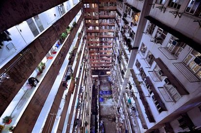 "Hong Kong es una ciudad densa y desordenada, muchas veces no es nada bonita, pero eso no la hace menos interesante", explica el fotógrafo Romain Jacquet-Lagrèze, que vive desde 2009 en la ciudad. En la imagen un callejón entre los bloques de pisos del barrio Kowloon City.
