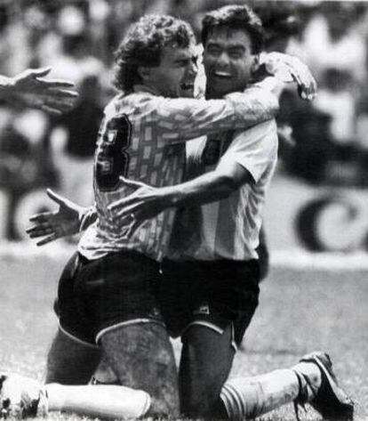 Pumpido (izquierda) y Brown se abrazan después de ganar el Mundial de 1986 en México.