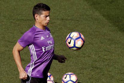 James Rodríguez, durante un entrenamiento del Madrid.