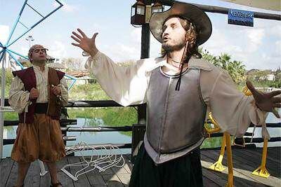 Ensayo de una de las obras sobre <i>El Quijote</i> que podrán verse en Isla Mágica esta temporada.