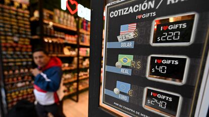Un comercio del centro de Buenos Aires muestra en una pizarra el valor de cambio de diferentes monedas, el 23 de junio pasado.
