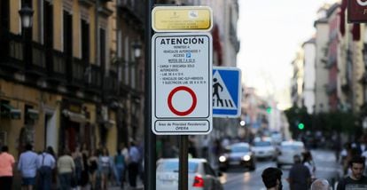 Carteles que indican la entrada al Área de Prioridad Residencial (APR) en Madrid.