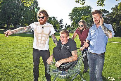 Mastodon, al aire libre. El del carrito es el batería Brann Dailor.