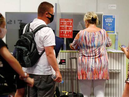 Turistas británicos en el aeropuerto de Gran Canaria antes de regresar a su país.
