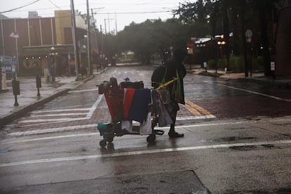 Una persona sin hogar cruza una calle en Ybor City, en Tampa, Florida.