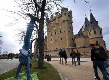 El alcázar de Segovia, construido entre los siglos XII y XVI, se alza sobre una roca labrada por los ríos Eresma y Clamores.