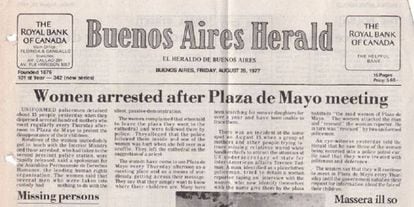 El Buenos Aires Herald denuncia en su portada del 26 de agosto de 1977 la detenci&oacute;n de integrantes de las Madres de Plaza de Mayo.