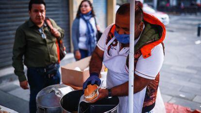 Un comerciante prepara una torta de tamal en Ciudad de México. 