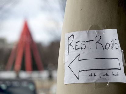 Una señal para que indica llegar a un baño improvisado en el Centro para visitantes de la Casa Blanca, que se mantiene cerrado por el shutdown.
