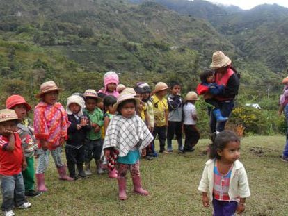 Un grupo de ni&ntilde;os en clases de nasa yuwe en el Cauca, Colombia. 