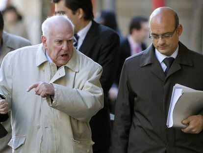 Demetrio Carceller Coll junto a su abogado en una imagen de 2010
