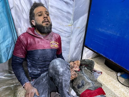 Un herido por el terremoto esperaba tratamiento en un hospital de Bab al Hawa, en el cruce entre Turquía y Siria, el lunes.