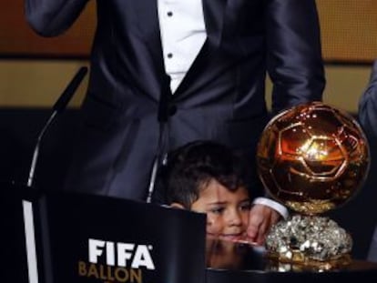 Cristiano, emocionado junto a su hijo tras recibir el Balón de Oro 2013