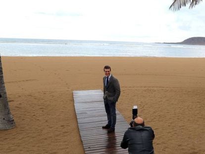 El candidato del PP a presidente del Gobierno, Pablo Casado, posa en la playa de Las Canteras tras un acto en Las Palmas de Gran Canaria.