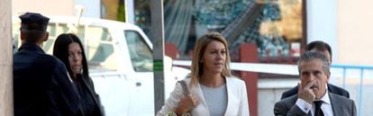 La secretaria general del PP, Dolores de Cospedal, llega con sus abogados a los juzgados de Toledo.