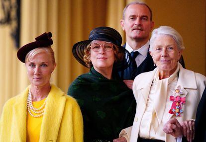 La actriz posa junto a su familia, su hija Joely Richardson, su hijo Carlos Nero y su esposa Jennifer Nero, tras ser condecorada por el Príncipe de Gales por sus servicios al teatro.