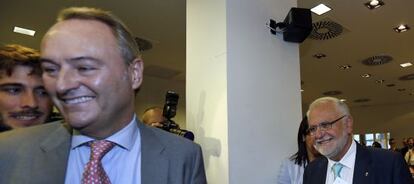 El presidente de la Generalitat, a la izquierda, tras saludar a Juan Cotino antes del Comité Ejecutivo Regional del PP.