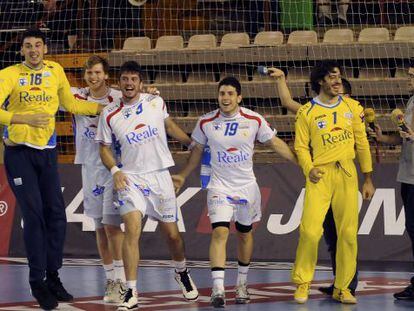 Los jugadores del Ademar celebran una victoria en Champions.