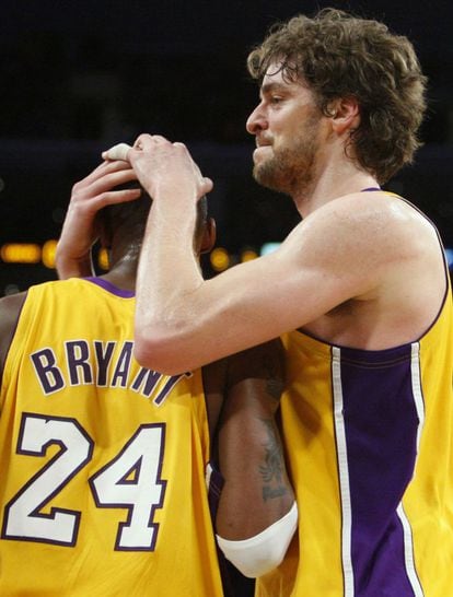 Los jugadores de Los Angeles Lakers Pau Gasol y Kobe Bryant durante un encuentro de NBA disputado contra los San Antonio Spurs en mayo de 2008.