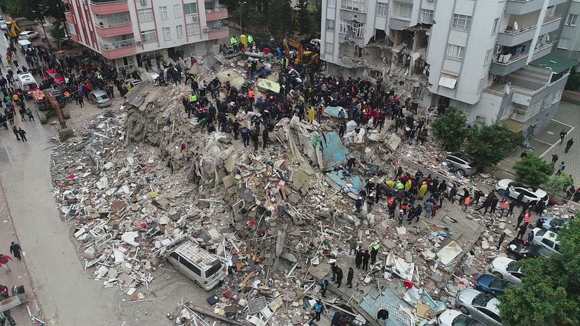 Voluntarios y personal de rescate buscaban supervivientes entre los escombros de un edificio colapsado en la ciudad de Adana (Turquía). 