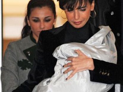 Rachida Dati con su bebé recién nacido, a la salida de la clínica en enero de 2009.