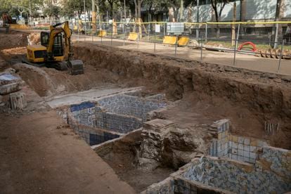 Las estructuras con baldosas que han sido localizadas durante los trabajos en el colector de la Diagonal de Barcelona.