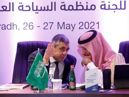 El Secretario General de la Organización Mundial del Turismo, Zurab Pololikashvili (izquierda), y el ministro de Turismo saudí, Ahmed Al Khateeb, el pasado mayo en la apertura de la primera oficina regional del organismo en Riad.