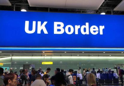 Señal de entrada en Reino Unido en el aeropuerto londinense de Heathrow.