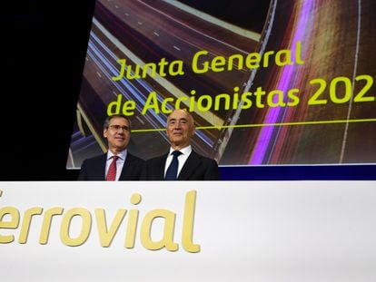 El consejero delegado de Ferrovial, Ignacio Madridejos, junto al presidente de la compañía, Rafael del Pino, este mediodía en la junta de accionistas celebrada en Madrid.