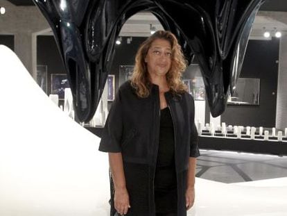 La arquitecta iraqu&iacute; Zaha Hadid, delante de algunas obras que expone en Madrid.