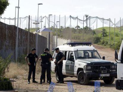 Varios agentes de la Guardia Civil en las inmediaciones del Campo de Golf tras el salto.