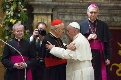 Angelo Sodano junto al papa Francisco en el Vaticano en 2017.