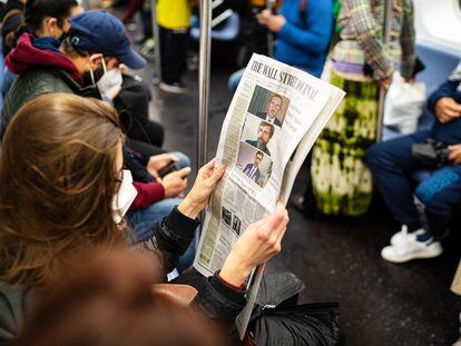 Una pasajera del metro de Nueva York lee 'The Wall Street Journal'.