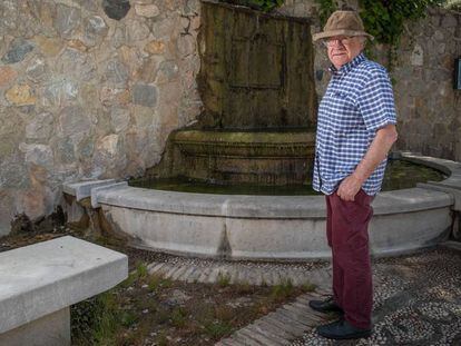 Gibson, el 24 de junio de 2018 en Alfacar (Granada), junto a la fuente donde en 1986 unos operarios enterraron unos restos tras unas obras en el parque.