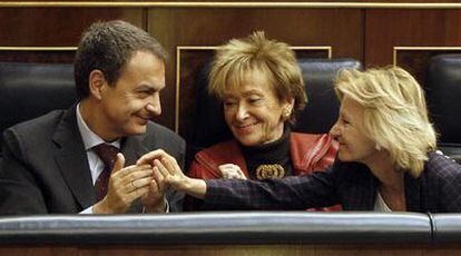 José Luis Rodríguez Zapatero, María Teresa Fernández de la Vega y Elena Salgado, tras la aprobación de los Presupuestos.