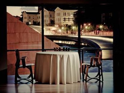 Sala del restaurante Nerua, con vistas a la ría de Bilbao.