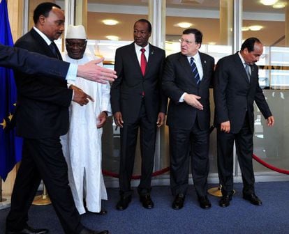 De izquierda a derecha, el presidente de Níger, el de Malí, el de Burkina Faso, el de la Comisión Europea y el de Mauritania se preparan para una foto.