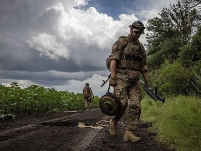 Un soldado ucranio en un lugar indeterminado del frente. Imagen compartida por el presidente ucranio Volodímir Zelenski.
