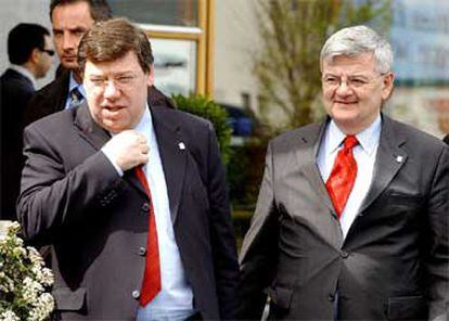 Los ministros de Exteriores Brian Cowan, de Irlanda (izquierda), y Fischer, de Alemania, ayer en Tullamore.