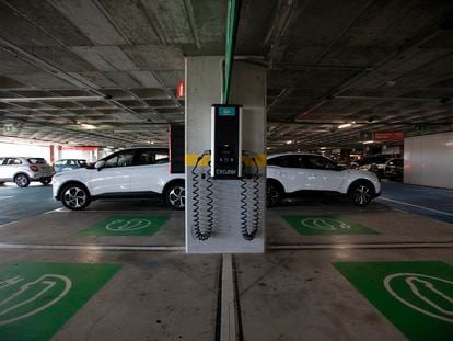 Vehículos eléctricos de alquiler en el aeropuerto de Palma de Mallorca.